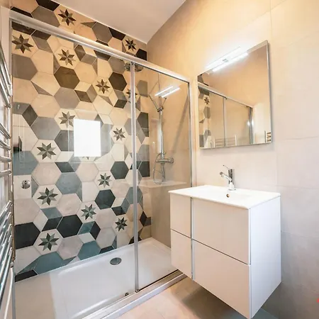 Serene 3-bedroom Escape In The Countryside شقة