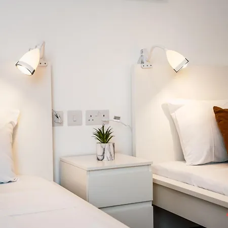 Serene 3-bedroom Escape In The Countryside شقة L-Imgarr
